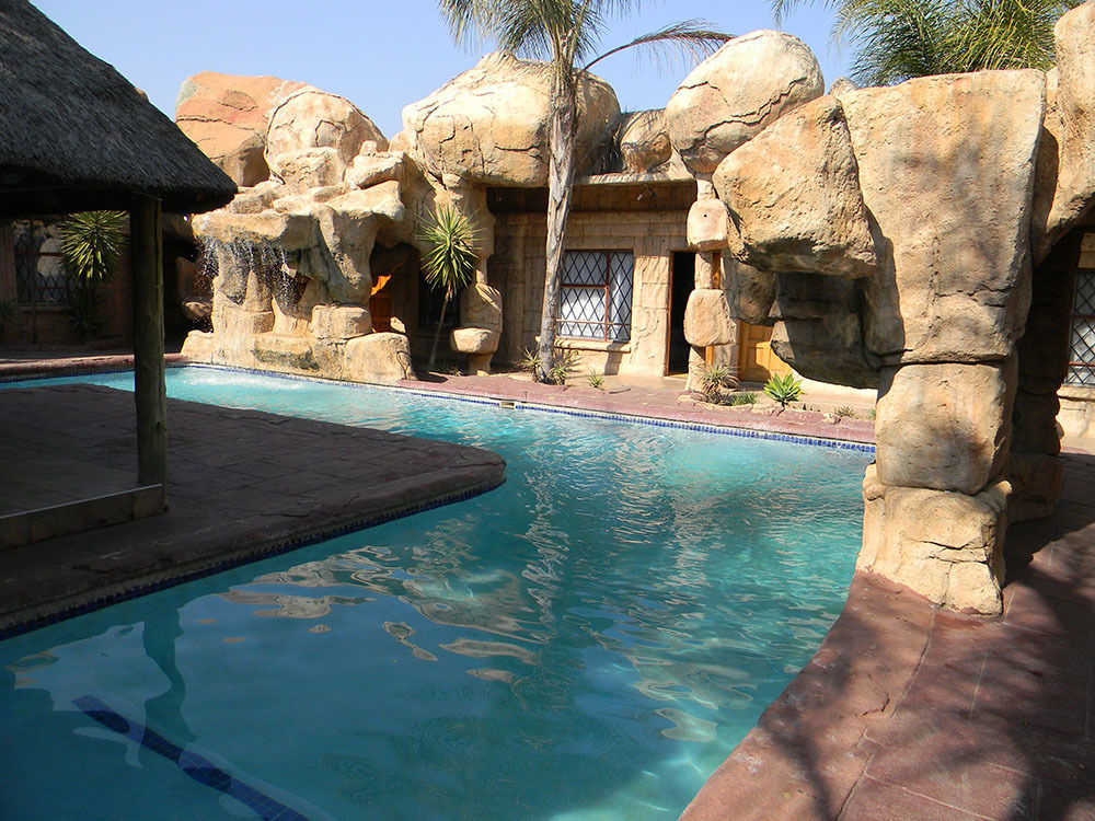 African Cave Lodge Hammanskraal Ngoại thất bức ảnh