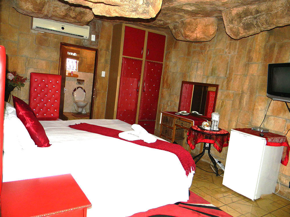 African Cave Lodge Hammanskraal Ngoại thất bức ảnh