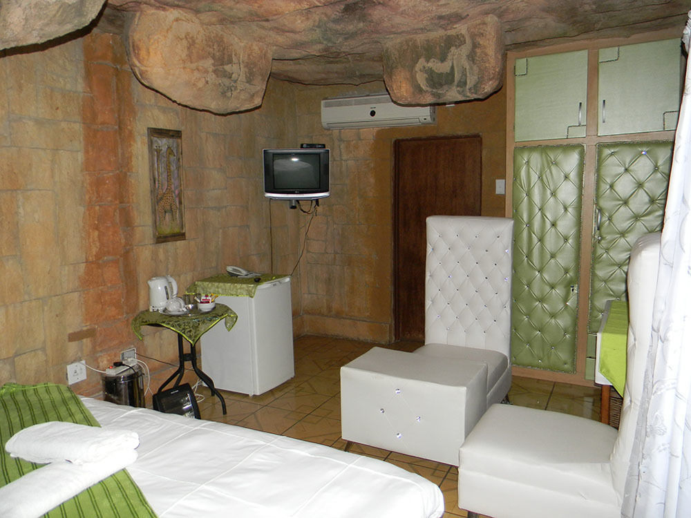 African Cave Lodge Hammanskraal Ngoại thất bức ảnh